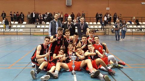 El equipo cadete con su copa de Campeones de Castilla - La Mancha