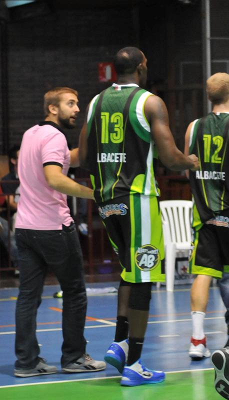 Dani Gálvez charla con G. Elías durante un partido de Ab Basket (Foto de Archico)