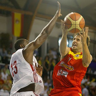 Elías #13 con su selección frente al base ACB Raúl López.